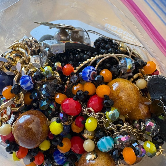 1KG Mixed Untested Jewelry Bag with Red and Silver Accents. LOT 15 - Picture 8 of 8